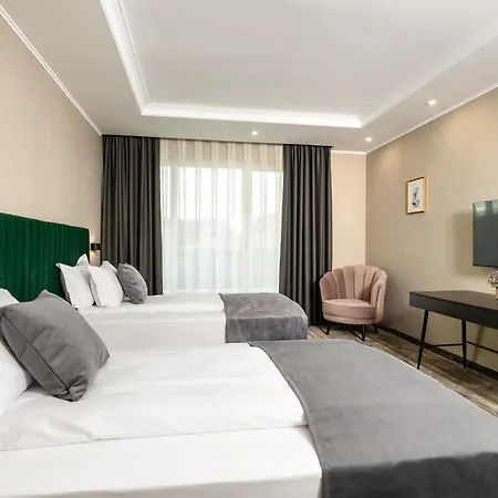 מלון Empire Balneo &