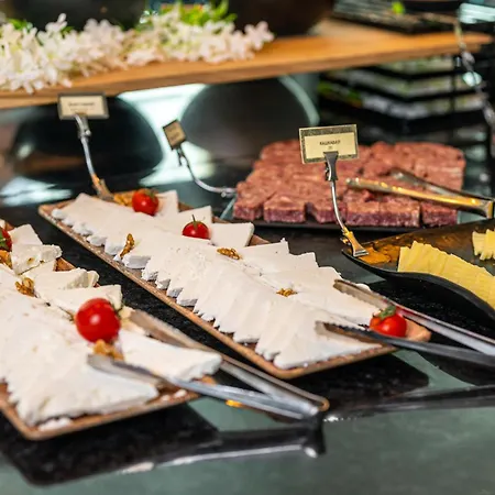 Empire Balneo & מלון היסריה