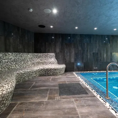 Empire Balneo & מלון היסריה